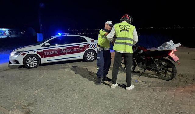 Kahramanmaraş’ta jandarmadan motosiklet sürücülerine reflektif yelek
