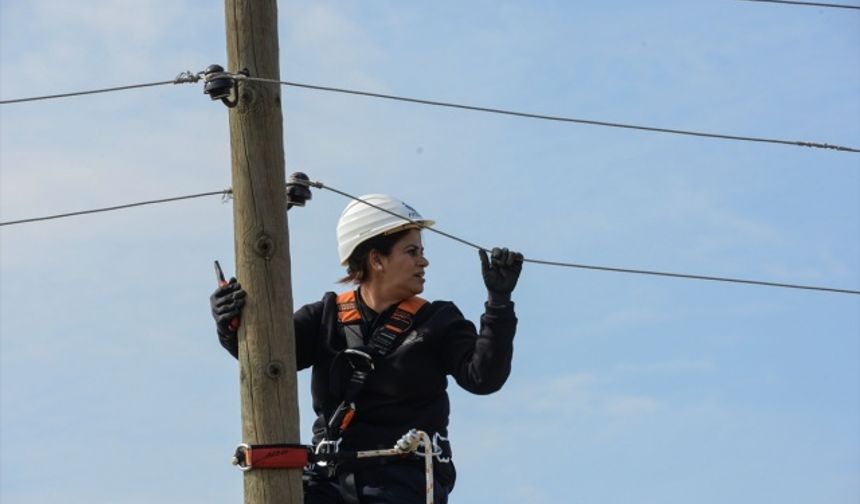 Kahramanmaraş'ta kesintisiz elektrik enerjisi için kadınlardan zorlu mesai