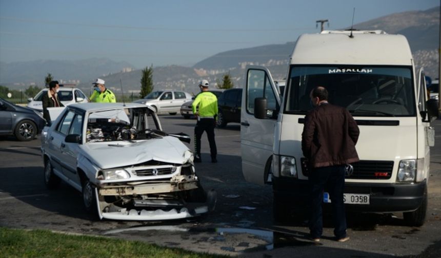 Kahramanmaraş'ta minibüs ile otomobil çarpıştı, 1 ölü, 1 yaralı