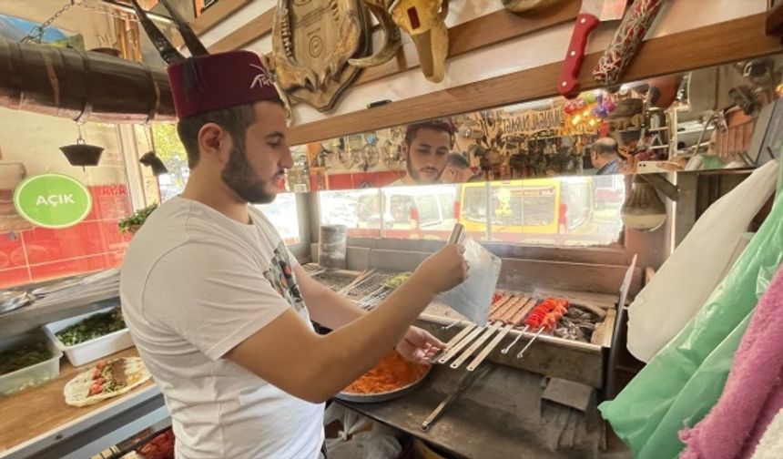 Kahramanmaraş’ta bu kebapçıya gelen gözlerine inanamıyor! 150 yıllık olan bile var