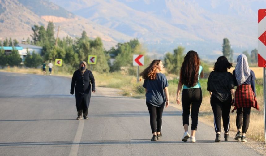 Göksun’da karayolu yürüyüş yolu oldu