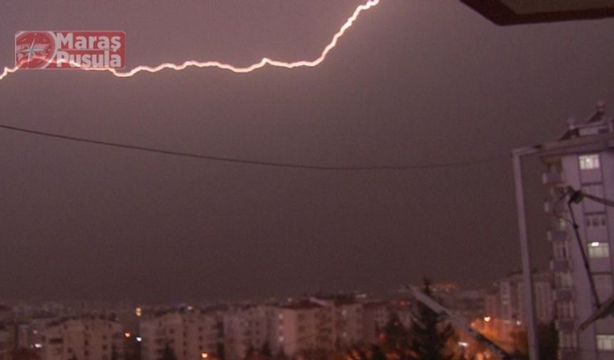 Kahramanmaraş’ta şimşekler geceyi gündüze çevirdi