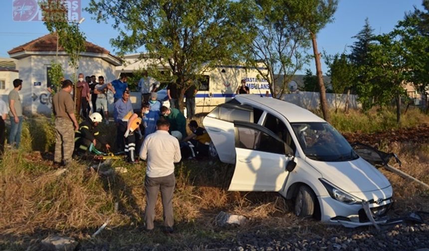 Kahramanmaraş’ın yük trenine çarpan otomobil 25 metre sürüklendi