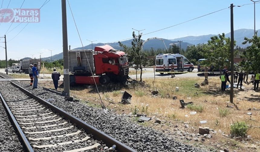 Türkoğlu ilçesinde tren hemzemin geçitte tır ile çarpıştı 1 ölü