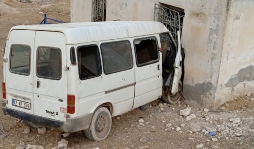 Besni'de tarım işçilerini taşıyan minibüs evin duvarına çarptı 15 yaralı