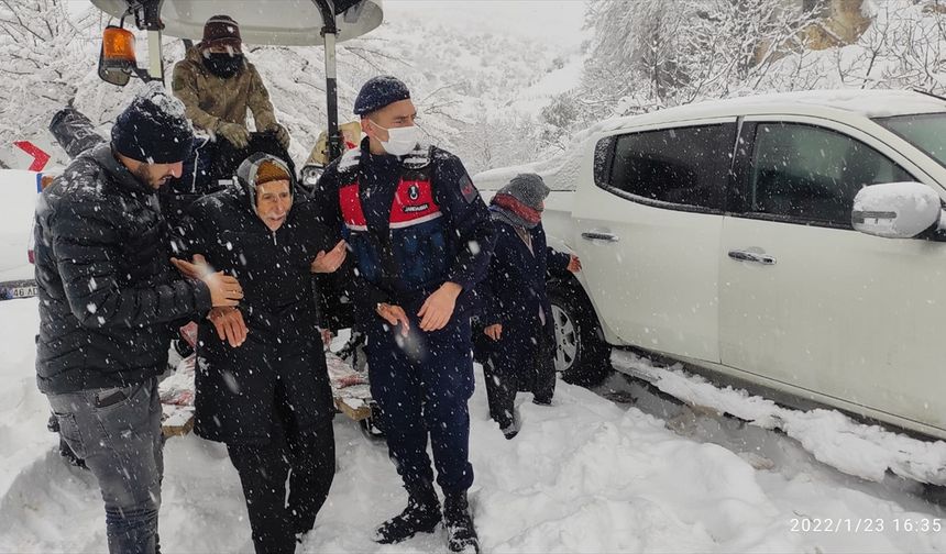 Kahramanmaraş'ta evleri kardan yıkılmak üzere olan çifti jandarma kurtardı