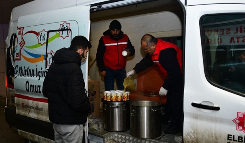 Elbistan Belediyesi'nden soğuk havada çorba ikramı