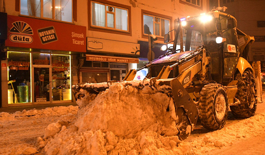 Elbistan Belediyesi topladıkları karları Ceyhan Nehrine taşınıyor!