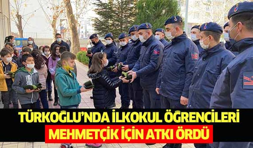 Türkoğlu’nda ilkokul öğrencileri Mehmetçik için atkı ördü