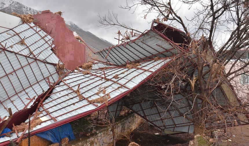 Kahramanmaraş'ta şiddetli fırtına çatıyı kağıt gibi savurdu