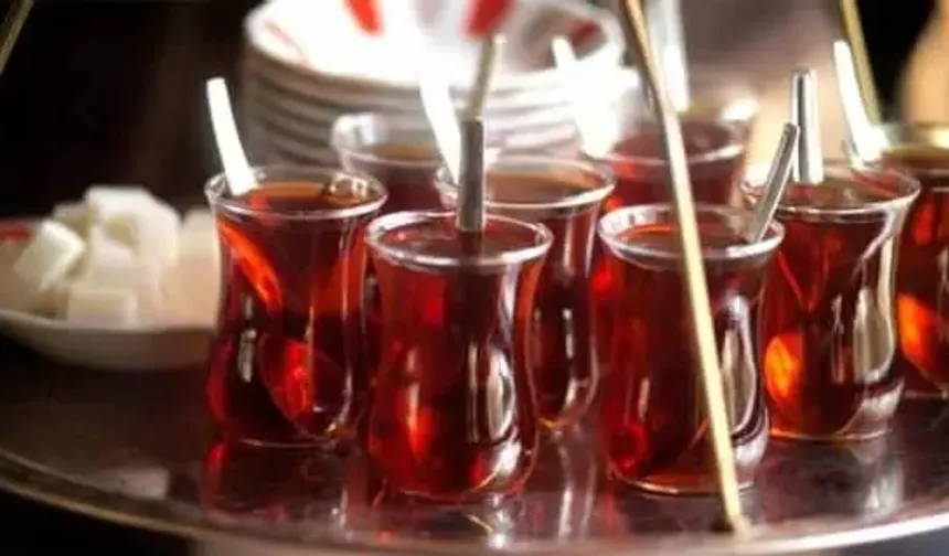 Türk kültürünün vazgeçilmezlerinden biri olan çay, günün her saati keyifle tüketilebilen bir içecektir. Ancak çoğu zaman çayın fazlası demlikte kalır ve bayatladığı için çöpe dökülür.