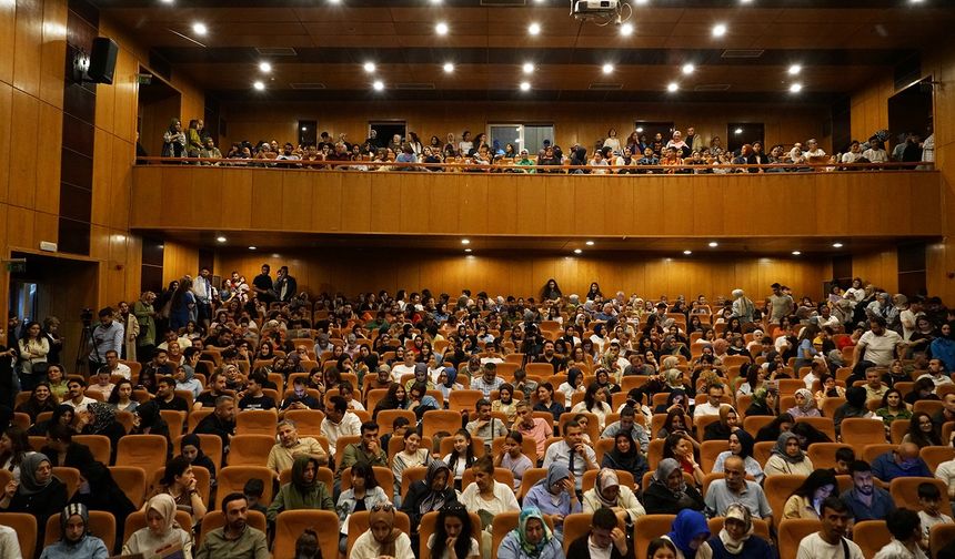 Sahne Maraş’tan Nostalji ve Kahkaha Dolu Bir Gece