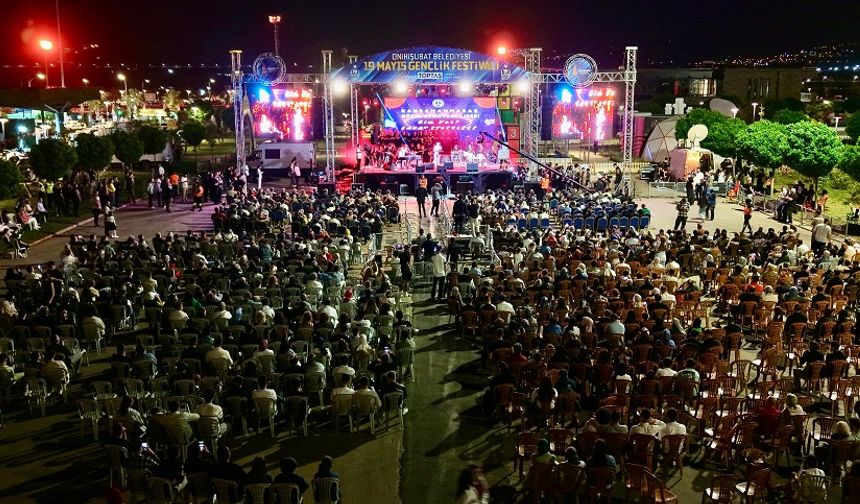 Onikişubat Gençlik Festivali’nde Yücel Arzen ve genç yeteneklerden unutulmaz performans