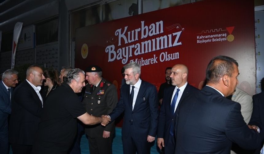 Kahramanmaraş’ta Bayram Coşkusu: Protokol ve Vatandaşlar Aynı Meydanda Buluştu