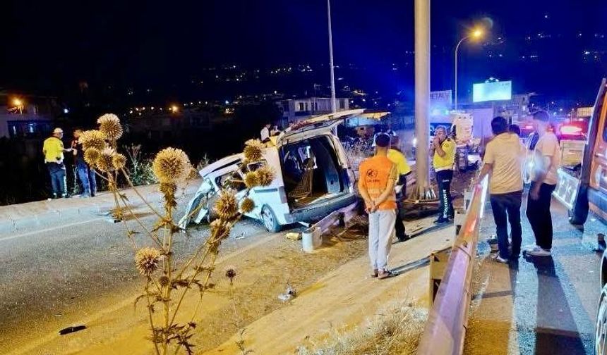 Kahramanmaraş'ta hafif ticari araç bariyerlere çarptı: 1 ölü 1 yaralı
