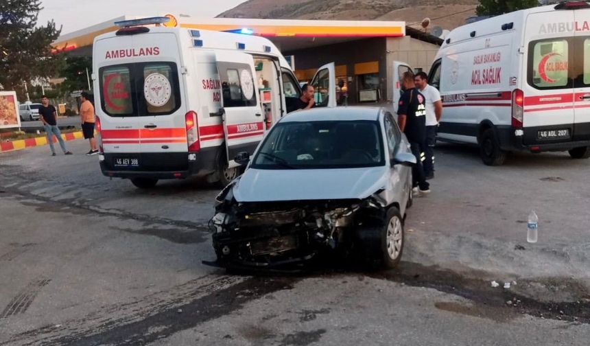 Kahramanmaraş’ta iki otomobil çarpıştı: 4 yaralı