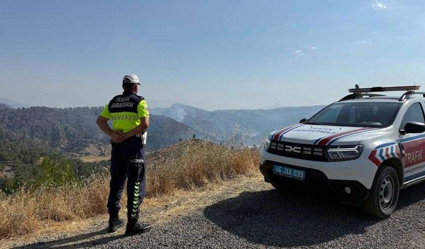 Kahramanmaraş'ta trafik jandarması sürücüleri tek tek uyardı