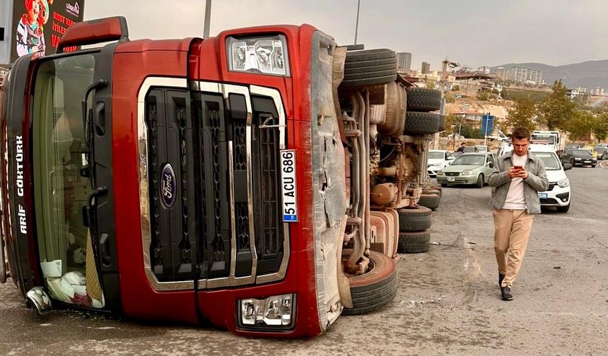 Kahramanmaraş’ta Balya Yüklü Tır Devrildi: 1 Yaralı