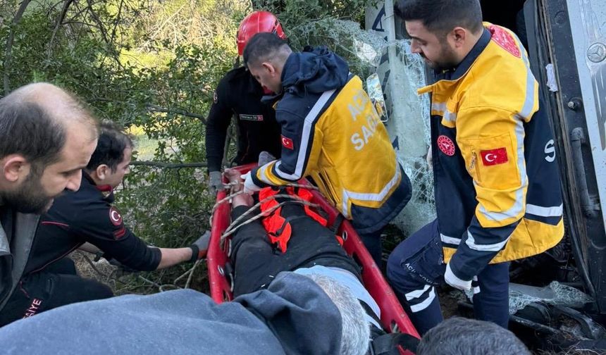 Kahramanmaraş’ta kamyon uçuruma yuvarlandı