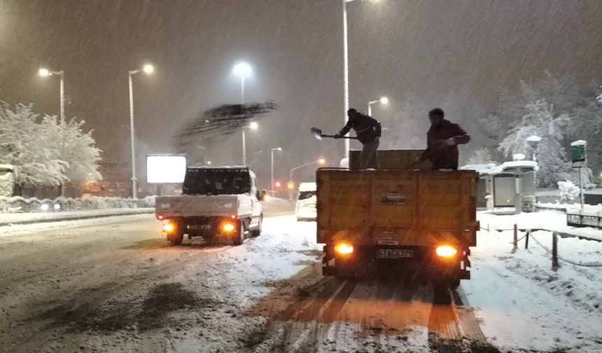 Yollar kapanmadan müdahale: Büyükşehir ekipleri arterlerde iş başında
