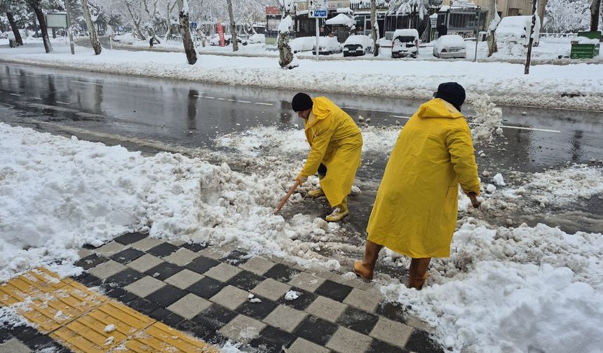 Kahramanmaraş’ta kaldırımlar ve yürüyüş yolları kardan temizleniyor