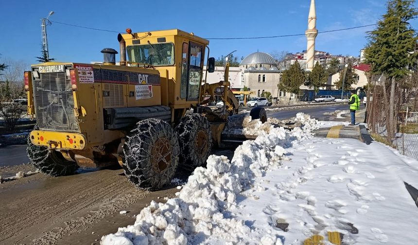 Kahramanmaraş’ta karla mücadele aralıksız sürüyor: Ekipler sahada