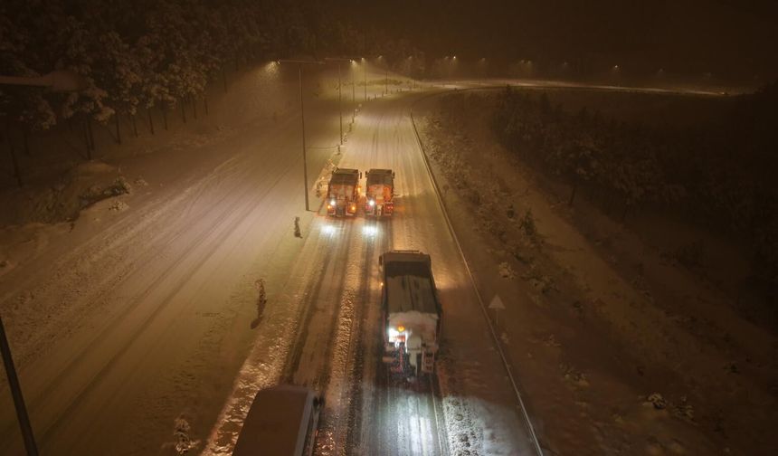 Geceyi sahada geçirdiler: Kahramanmaraş’ta kar mesaisi sürüyor
