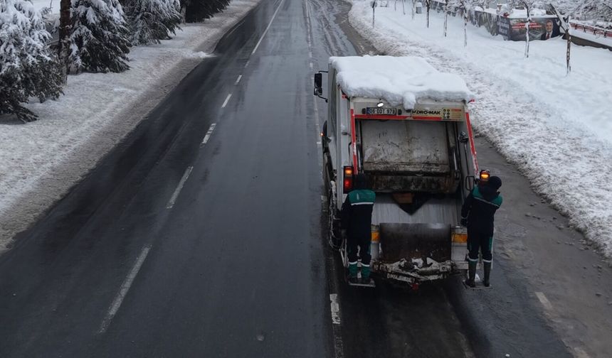 Onikişubat’ta karla mücadele sürerken temizlik de ihmal edilmiyor