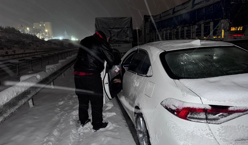 Şahbaz Derneği Kar Yağışında Yolda Kalan Vatandaşların Yanında
