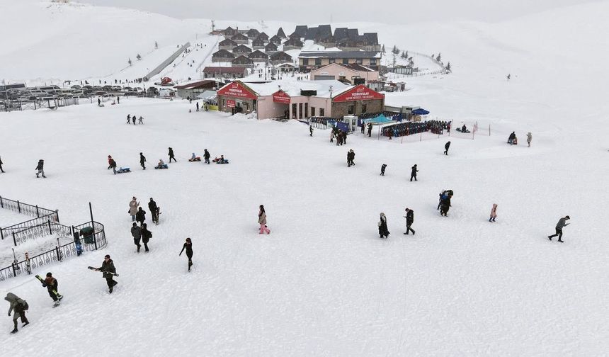 Kahramanmaraş Yedikuyular’da kayak keyfi: Kar tatili doldu taştı