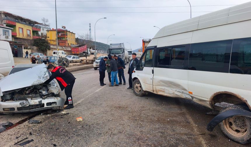 Pazarcık’ta servis aracı ile otomobil çarpıştı: 2 kişi yaralandı