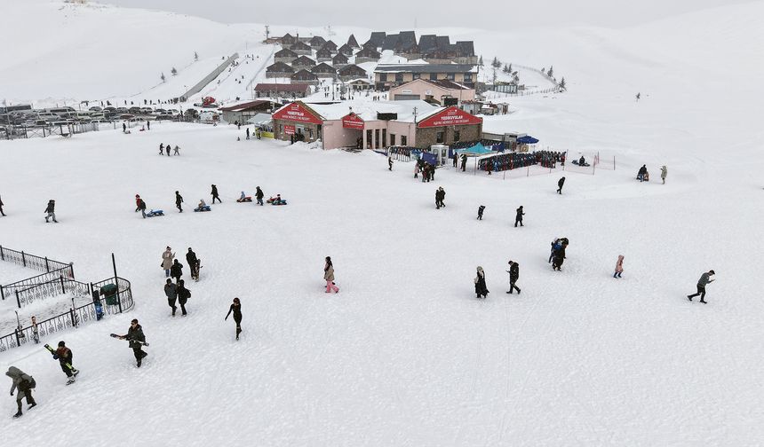 Kahramanmaraş’ta hafta sonu kar keyfi: Yedikuyular doldu taştı