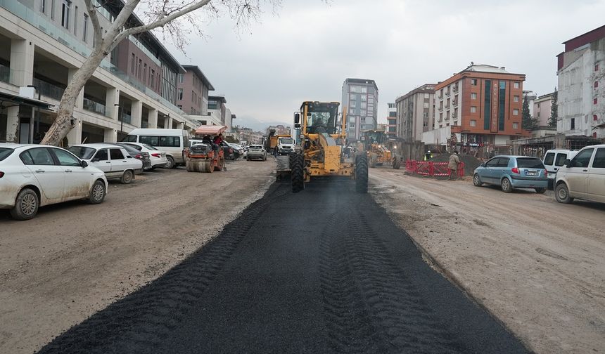 Kahramanmaraş’ta Hükümet Bulvarı sıcak asfaltla yenileniyor
