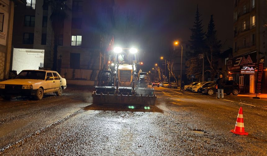 Şiddetli yağış sonrası belediye ekipleri gece boyunca sahada