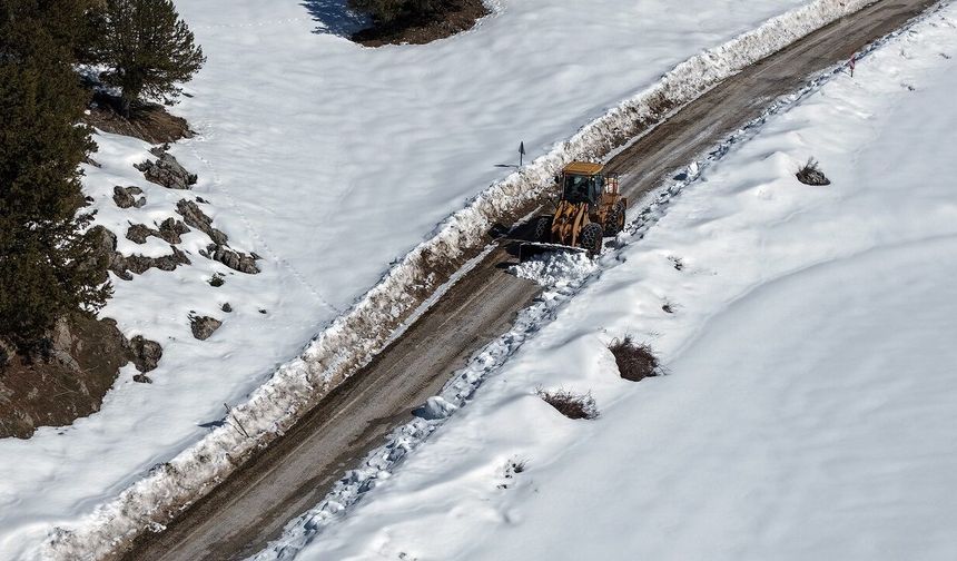 Göksun’da kar küreme ve heyelan temizliği aralıksız devam ediyor