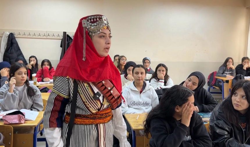 Kahramanmaraş’ın kurtuluşu okullarda anlatıldı: Öğrencilerden büyük ilgi