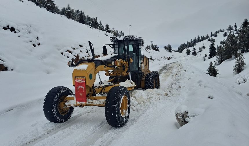 Kahramanmaraş’ta karla mücadele: Büyükşehir ekipleri sahada