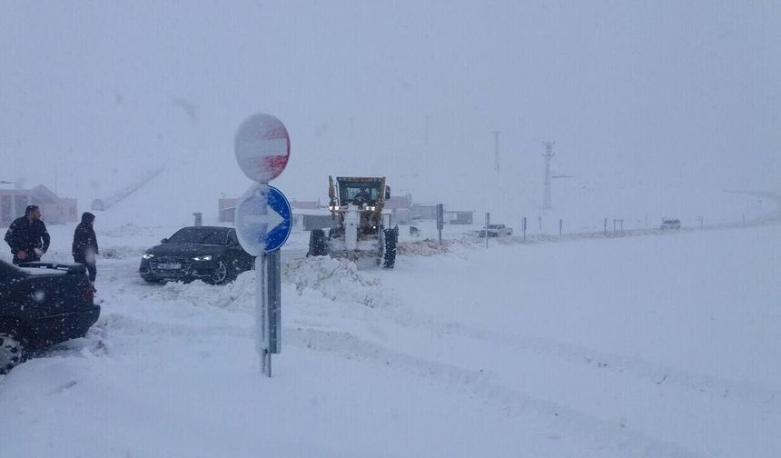 Göksun ve Elbistan yollarında araçlar mahsur kaldı