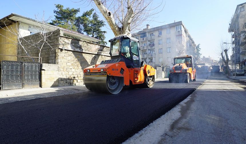 Kahramanmaraş’ta deforme olan yollar sıcak asfaltla onarılıyor