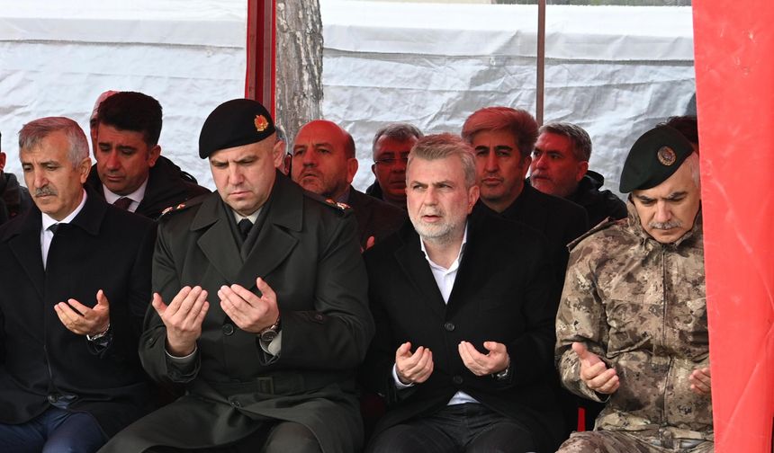 Deprem şehitleri üçüncü yılında mezarları başında anıldı