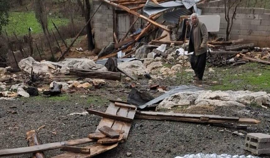 Andırın’da hortum hayatı felç etti, çatılar uçtu