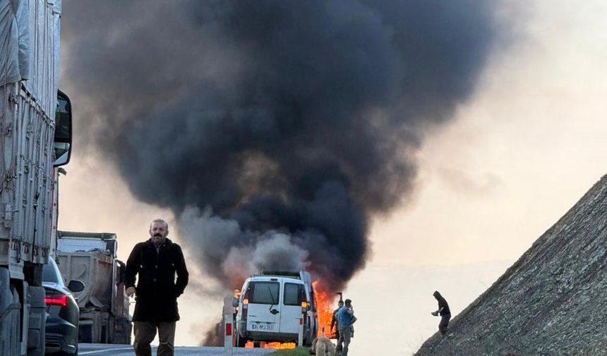 Kahramanmaraş’ta hareket halindeki minibüs bir anda yandı