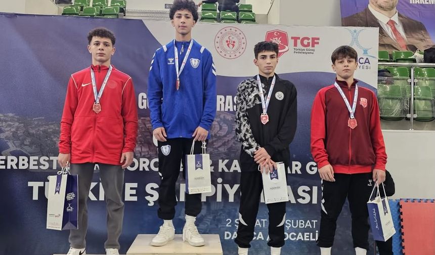 Kahramanmaraş güreşçileri kürsüden inmedi