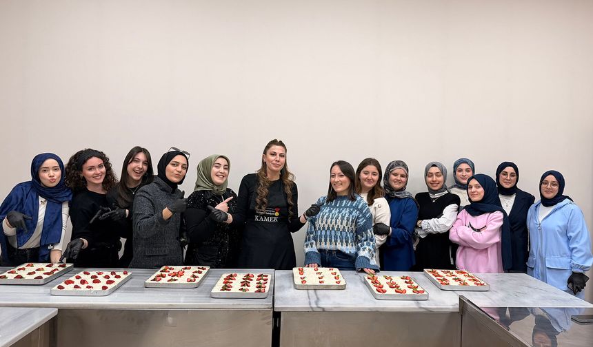 Kahramanmaraş’ta gençler güllaç yapmayı öğrenerek iftara hazırlandı