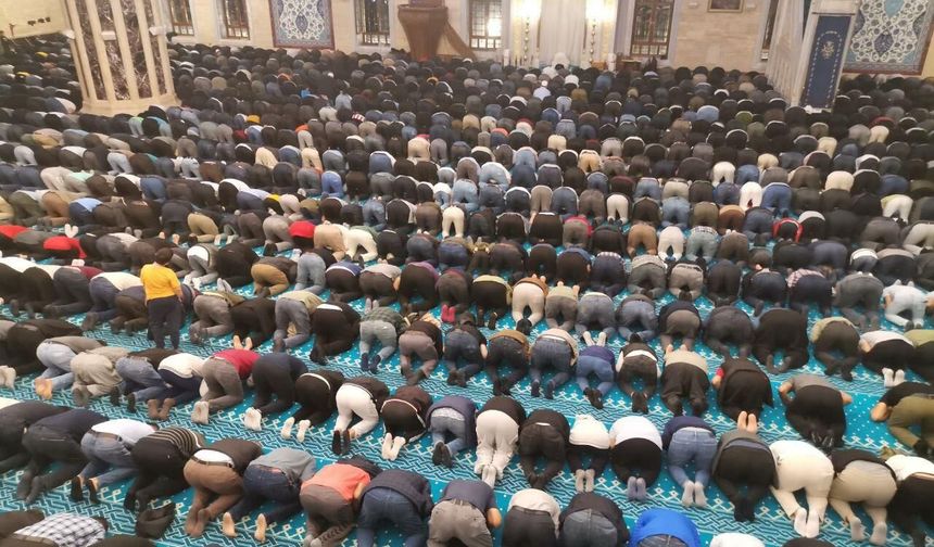 Kahramanmaraş’ta binlerce kişi Kadir Gecesi’nde camide buluştu