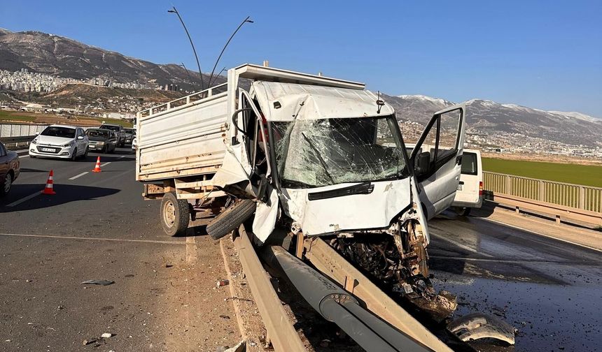 Kahramanmaraş’ta kamyonet bariyere saplandı