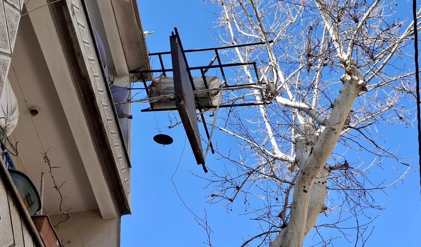 Kahramanmaraş’ta şiddetli rüzgar çatıları uçurdu