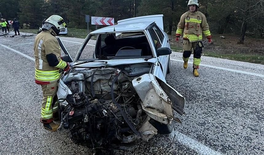 Andırın yolunda kafa kafaya çarpışma sonrası araç alev aldı