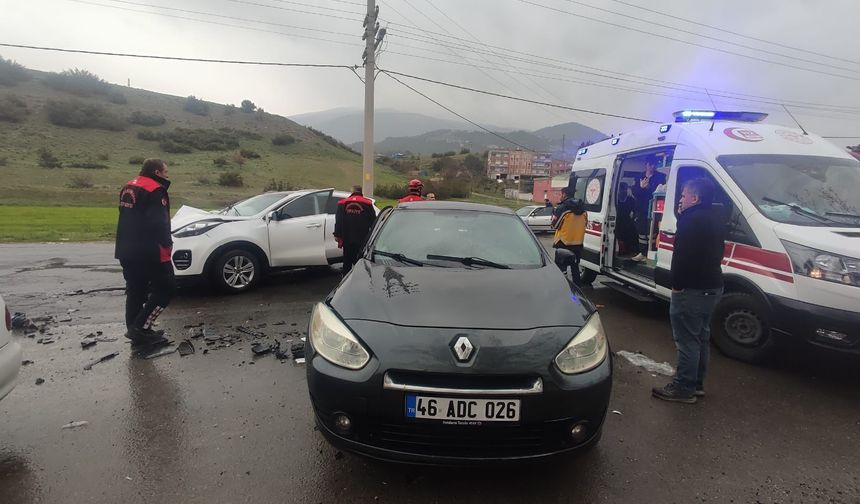 Kahramanmaraş Onikişubat’ta iki otomobil çarpıştı 6 kişi yaralandı