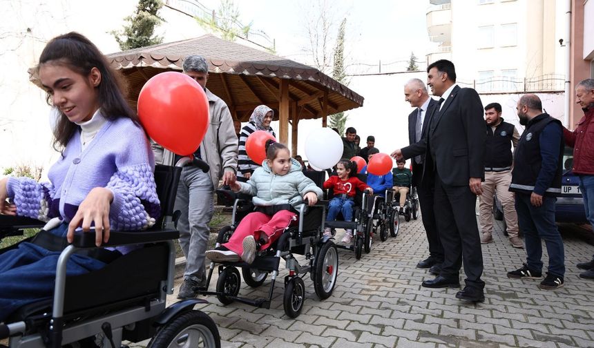 Kahramanmaraşlı polisten alkışlanacak hareket! Özel öğrencilerin dünyasını değiştirdi.